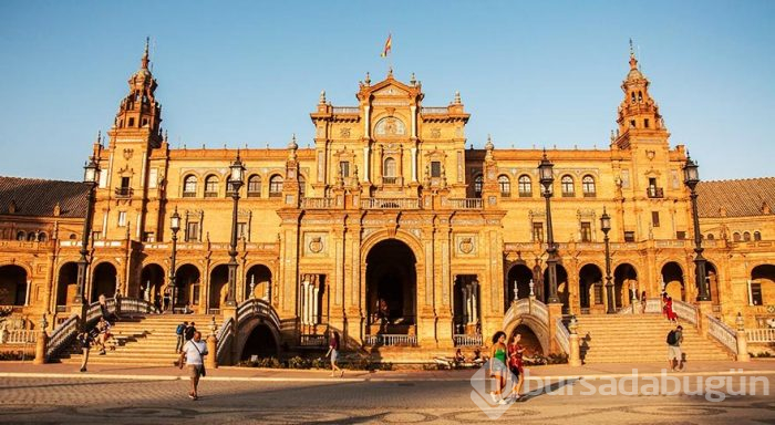 Sevilla'nın görkemli meydanı Plaza de Espana