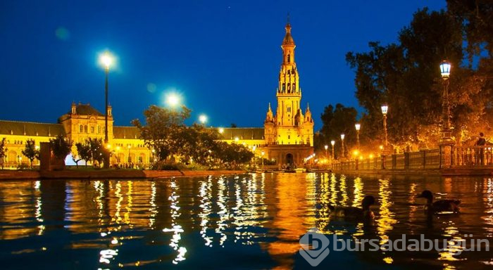 Sevilla'nın görkemli meydanı Plaza de Espana