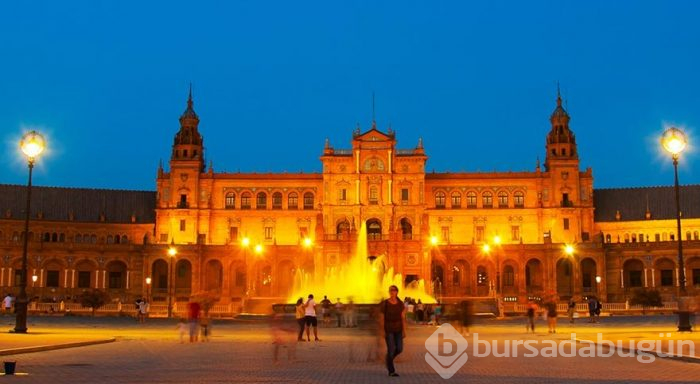 Sevilla'nın görkemli meydanı Plaza de Espana