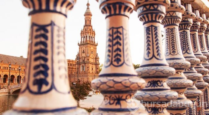 Sevilla'nın görkemli meydanı Plaza de Espana