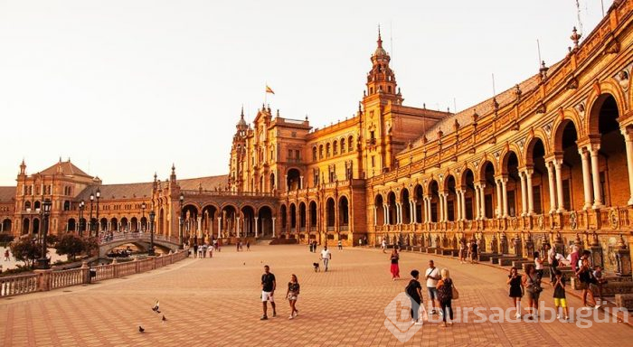 Sevilla'nın görkemli meydanı Plaza de Espana