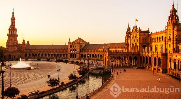 Sevilla'nın görkemli meydanı Plaza de Espana