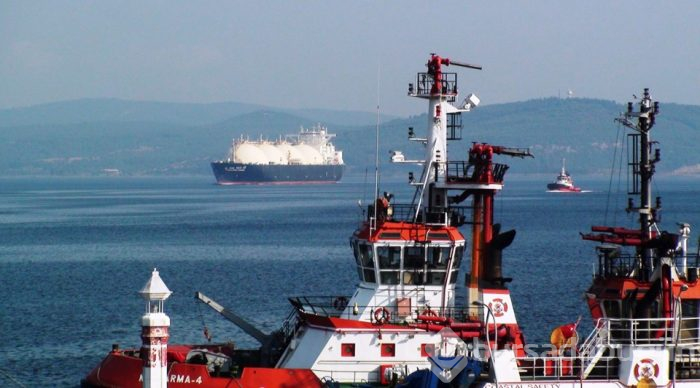 Dev tanker boğazı kapattı