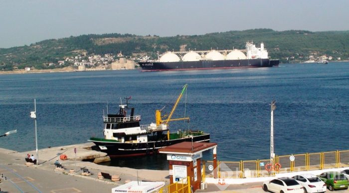 Dev tanker boğazı kapattı