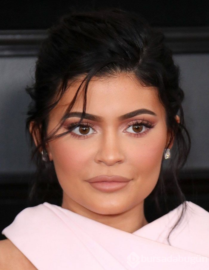 Kylie Jenner yeni kıyafet koleksiyonunu tanıttı (Paradan elbise)