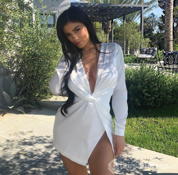 Kylie Jenner yeni kıyafet koleksiyonunu tanıttı (Paradan elbise)