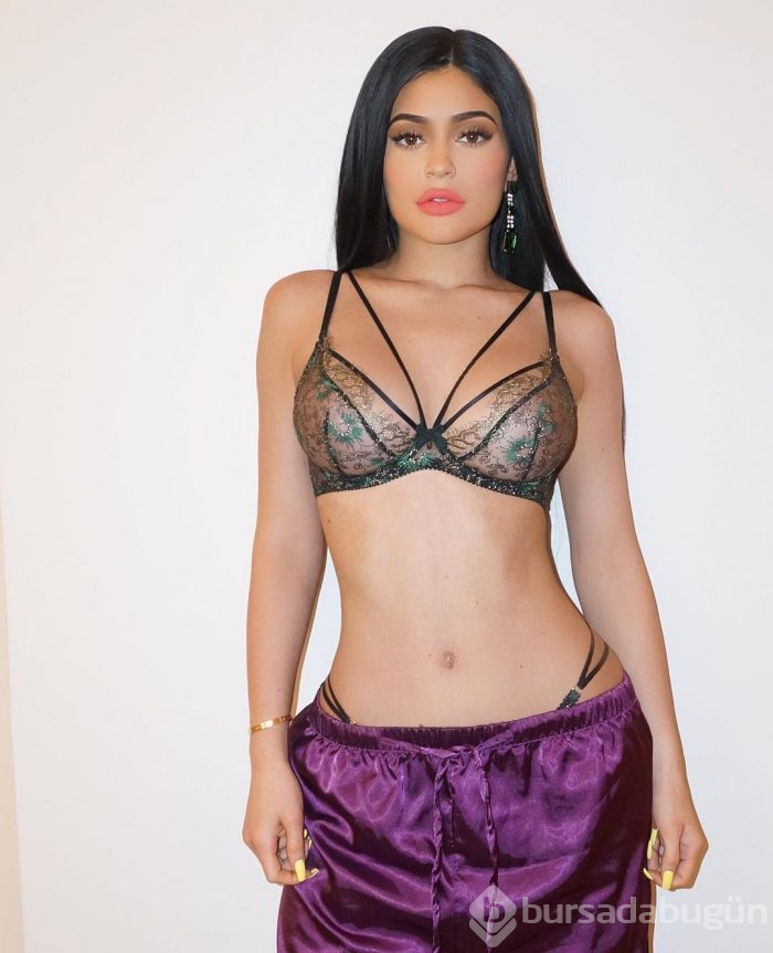 Kylie Jenner yeni kıyafet koleksiyonunu tanıttı (Paradan elbise)
