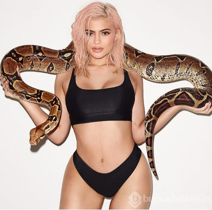 Kylie Jenner yeni kıyafet koleksiyonunu tanıttı (Paradan elbise)