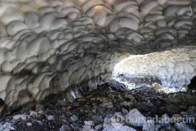 3 bin rakımdaki kardan mağara hayranlık uyandırıyor