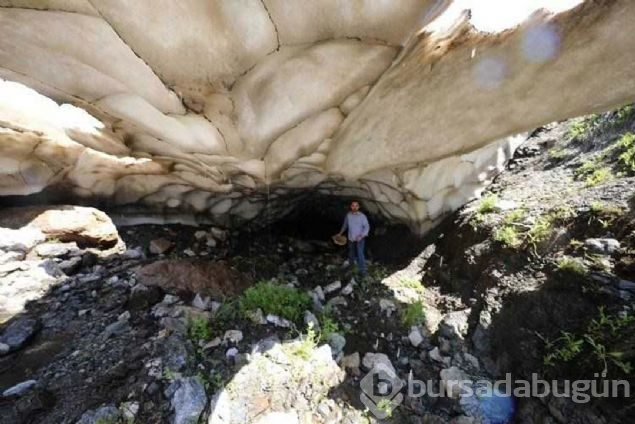 3 bin rakımdaki kardan mağara hayranlık uyandırıyor