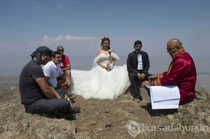 Dağ zirvesinde nikah töreni
