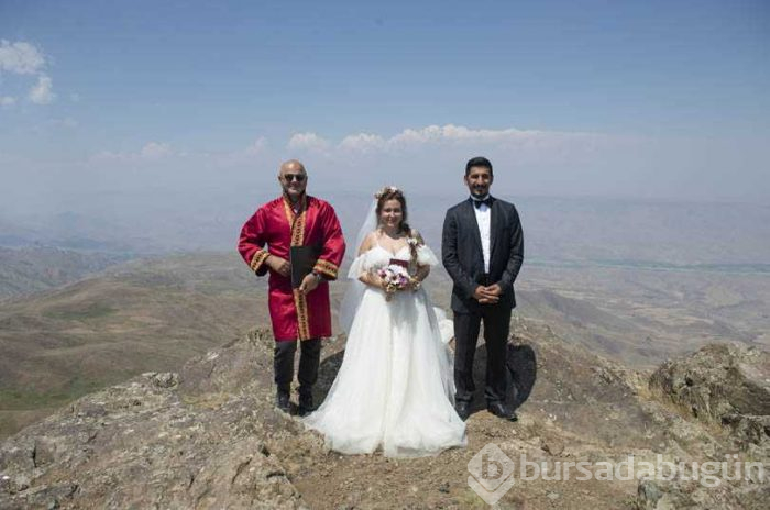 Dağ zirvesinde nikah töreni