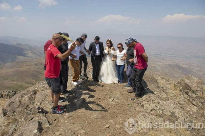 Dağ zirvesinde nikah töreni