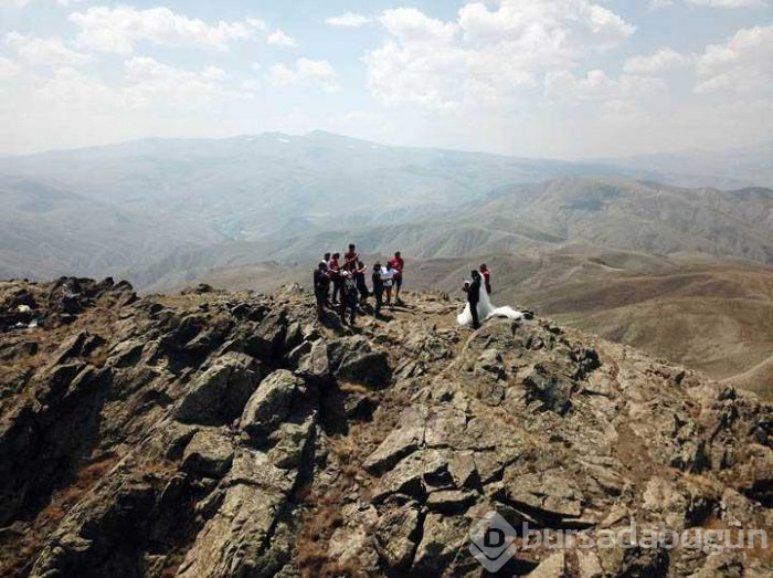 Dağ zirvesinde nikah töreni