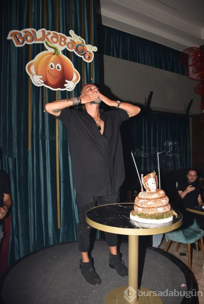 Hakan Akkaya'ya yılan pastalı sürpriz