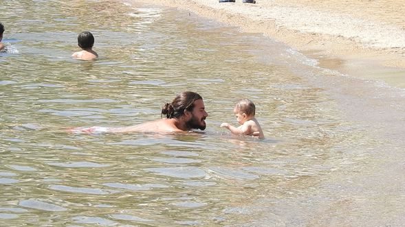 Hakan ve Gizem Hatipoğlu çiftinin kızı Lila denizle tanıştı