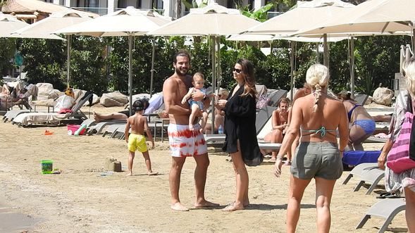 Hakan ve Gizem Hatipoğlu çiftinin kızı Lila denizle tanıştı