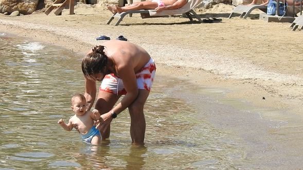 Hakan ve Gizem Hatipoğlu çiftinin kızı Lila denizle tanıştı