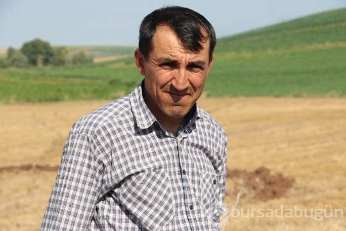 Ölen kardeşinin adını her yıl tarlaya yazıyor