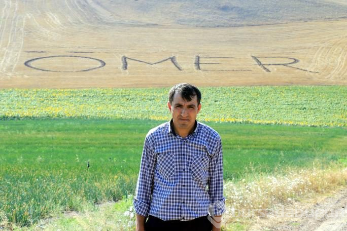 Ölen kardeşinin adını her yıl tarlaya yazıyor
