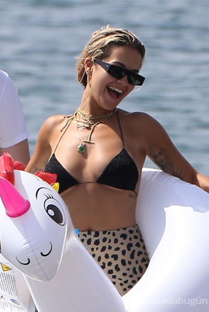 Rita Ora, Ibiza'da tatilin tadını çıkarıyor!