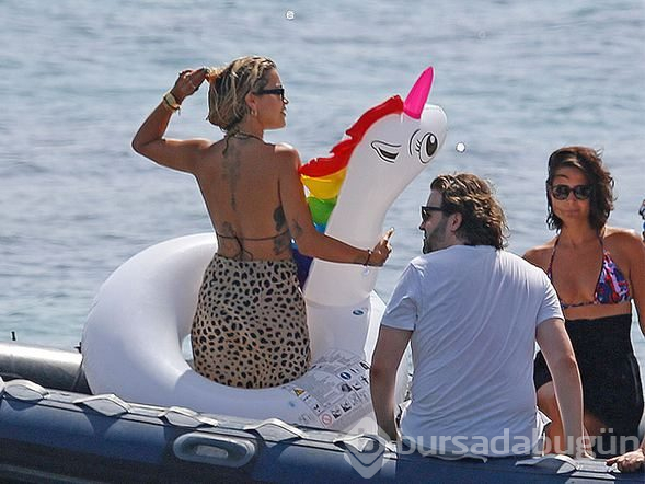 Rita Ora, Ibiza'da tatilin tadını çıkarıyor!