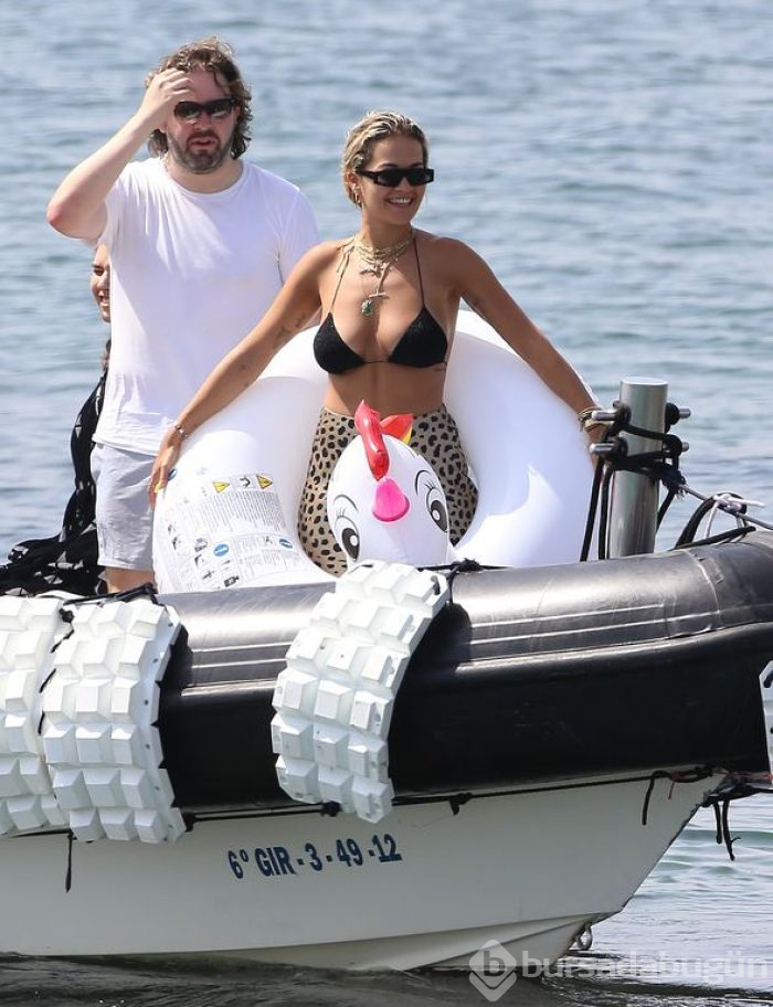 Rita Ora, Ibiza'da tatilin tadını çıkarıyor!