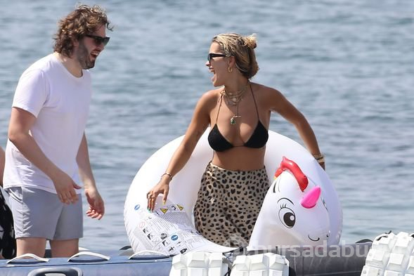 Rita Ora, Ibiza'da tatilin tadını çıkarıyor!