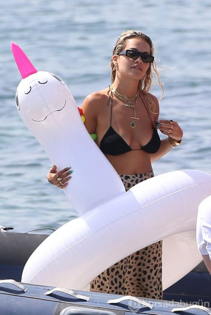 Rita Ora, Ibiza'da tatilin tadını çıkarıyor!
