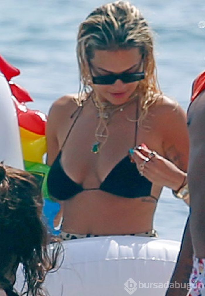 Rita Ora, Ibiza'da tatilin tadını çıkarıyor!