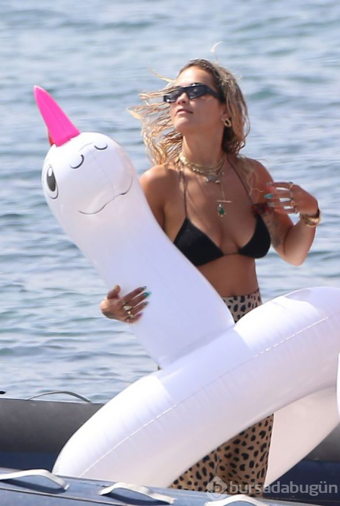Rita Ora, Ibiza'da tatilin tadını çıkarıyor!