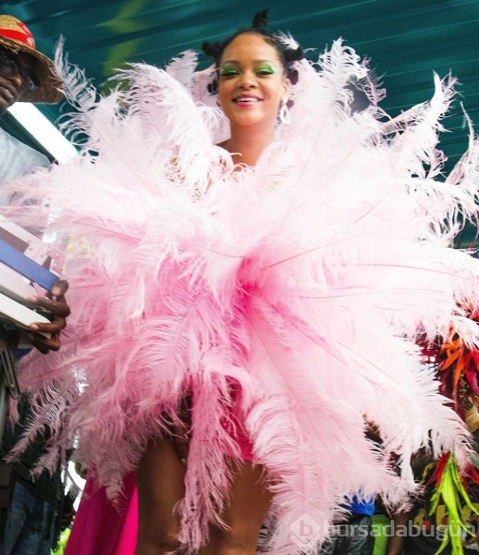 Rihanna pembeler içinde!
