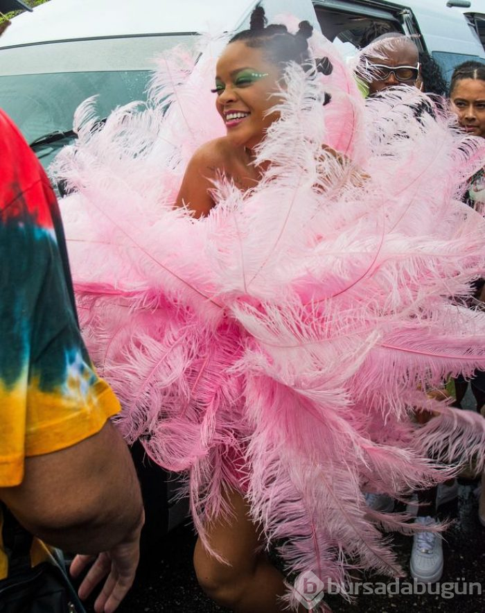 Rihanna pembeler içinde!

