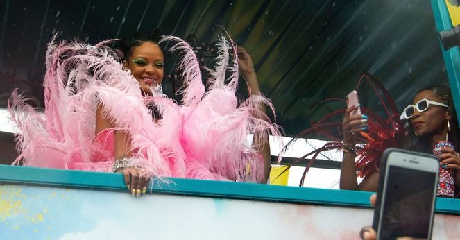Rihanna pembeler içinde!
