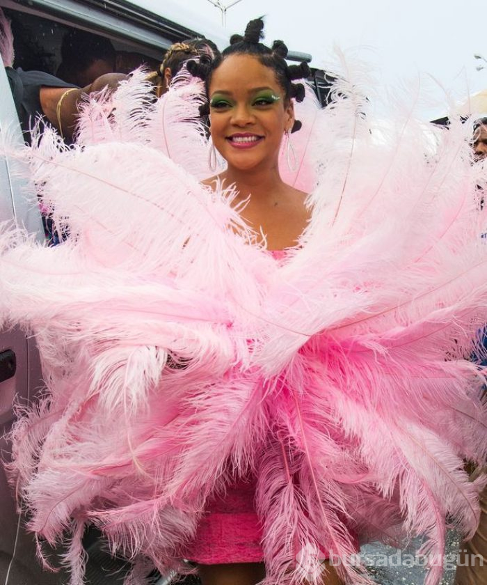 Rihanna pembeler içinde!
