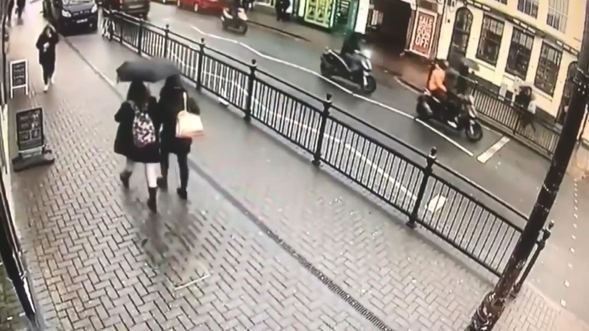 İngiltere'de kuyumcu soyguncularına böyle direndiler
