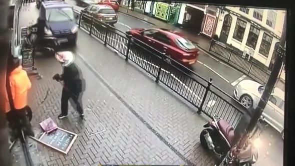 İngiltere'de kuyumcu soyguncularına böyle direndiler