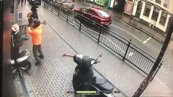 İngiltere'de kuyumcu soyguncularına böyle direndiler