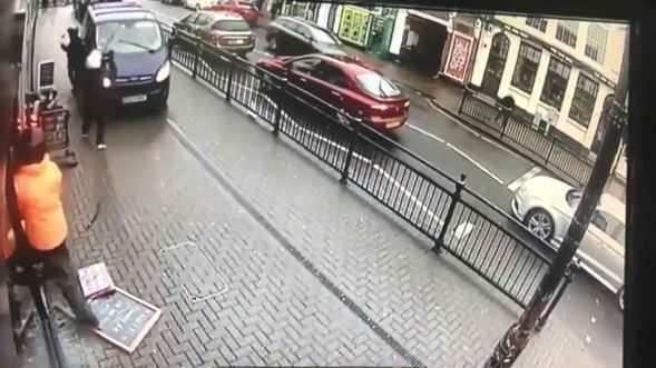İngiltere'de kuyumcu soyguncularına böyle direndiler