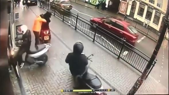 İngiltere'de kuyumcu soyguncularına böyle direndiler
