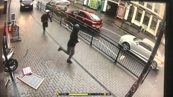 İngiltere'de kuyumcu soyguncularına böyle direndiler