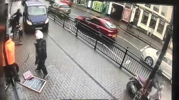 İngiltere'de kuyumcu soyguncularına böyle direndiler