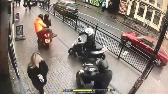 İngiltere'de kuyumcu soyguncularına böyle direndiler