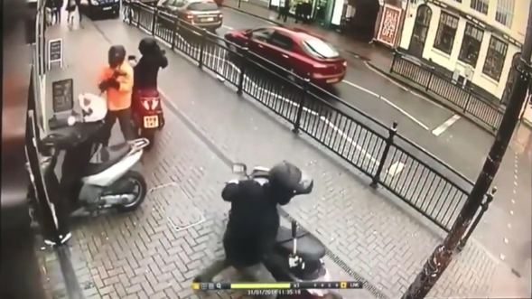 İngiltere'de kuyumcu soyguncularına böyle direndiler