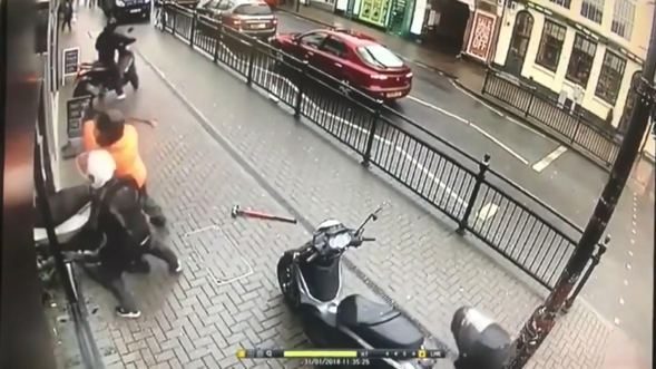 İngiltere'de kuyumcu soyguncularına böyle direndiler