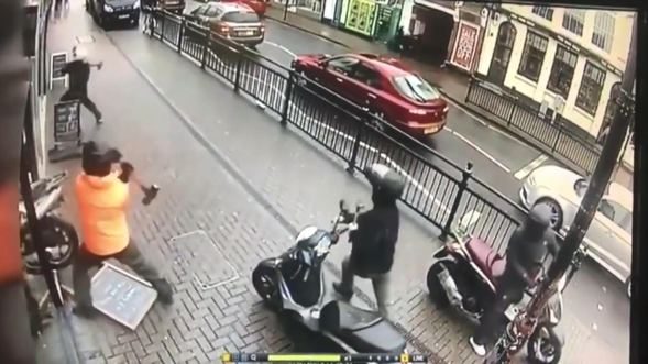 İngiltere'de kuyumcu soyguncularına böyle direndiler
