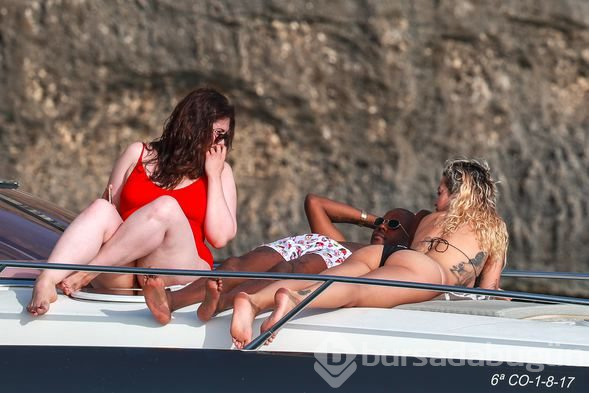 Rita Ora lüks yatta böyle görüntülendi!