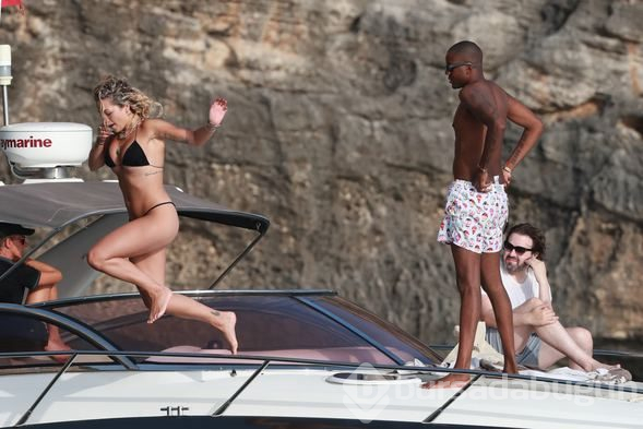 Rita Ora lüks yatta böyle görüntülendi!