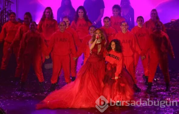Jennifer Lopez halkla iç içe
