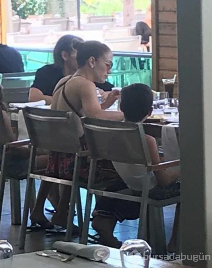 Jennifer Lopez halkla iç içe